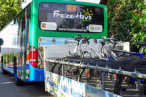 Ab 1. Mai 2024 ist der Freizeitbus wieder unterwegs - und das Fahrrad reist mit. 