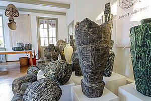 Skulpturen aus Terracotta von Sinen Thalheimer sind in der neusten Ausstellung in der galerie 13 zu bestaunen. (Foto: privat)