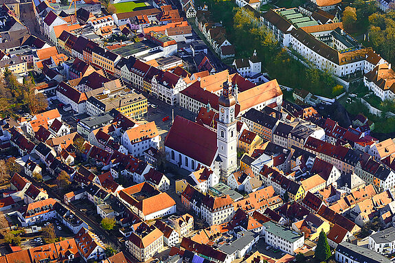 Blick von oben auf das Zentrum des Freisinger Altstadt mit der Pfarrkirche St. Georg. (Luftaufnahme: Stefan Satzl)