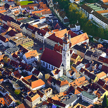 Blick von oben auf das Zentrum des Freisinger Altstadt mit der Pfarrkirche St. Georg. (Luftaufnahme: Stefan Satzl)