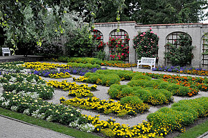 Parterregarten im Sommerflor.