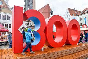 Seit 16. März 2024 ist das Korbiniansjahr eröffnet. Eine begehbare Kunstinstallation auf dem Marienplatz weist in riesigen Lettern auf die Ankunft der Wanderbischofs hin. (Foto: ski)