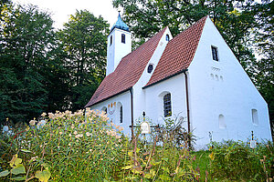 Die Kirche St. Clemens im Weltwald Freising - besser bekannt als Waldkirchlein Oberberghausen. (Foto: Bayerische Staatsforsten)