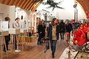 Eine besondere Stimmung und meisterliches Kunsthandwerk und Design bietet der traditionelle Adventsmarkt am und im Schafhof Freising. (Foto: Beatrix-Kornhaas)