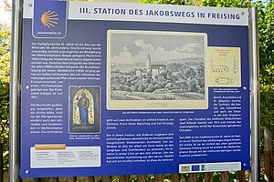 Tafel der 3. Station des Jakobswegs in Freising. 