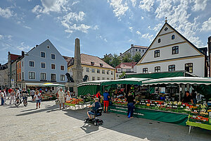 Wochenmarkt in der Oberen Hauptstraße. (Foto: ski)