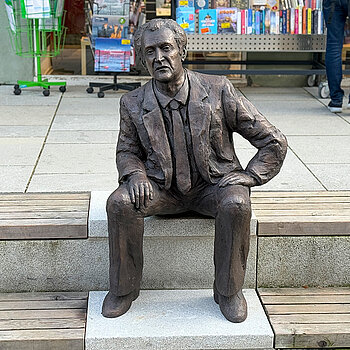Kal Obermayr has taken a seat on the steps of Moosach in Obere Hauptstraße - why don't you join him?