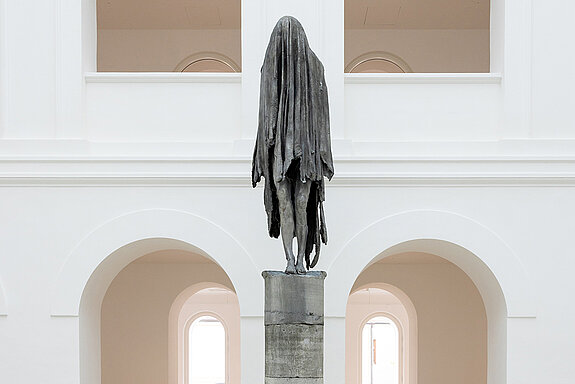 The Belgian sculptor Berlinde de Bruyckere created the larger-than-life bronze sculpture Arcangelo for the Diocesan Museum's atrium. (Photo: Thomas Dashuber)