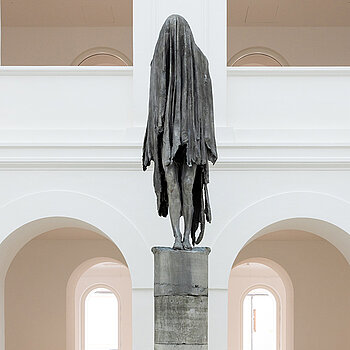 The Belgian sculptor Berlinde de Bruyckere created the larger-than-life bronze sculpture Arcangelo for the Diocesan Museum's atrium. (Photo: Thomas Dashuber)