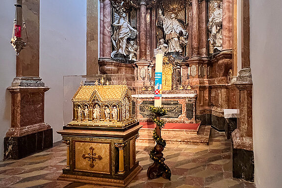 The Corbinian shrine will remain in the Chapel of St John Nepomuk in St Mary's Cathedral in Freising until around the beginning of May - after which it will return to its original place in the crypt. (Photo: ski) 