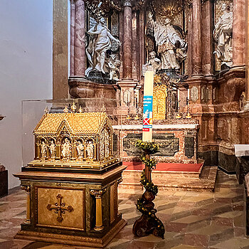 Der Korbiniansschrein ist noch bis etwa Anfang Mai in der Johann-Nepumuk-Kapelle des Freisinger Mariendoms aufgestellt - danach zieht er wieder an seinen angestammten Platz in der Krypta. (Foto: ski) 