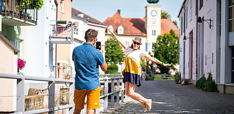 Fotoshooting eines Paars im Sommer am Wörth in Freising.