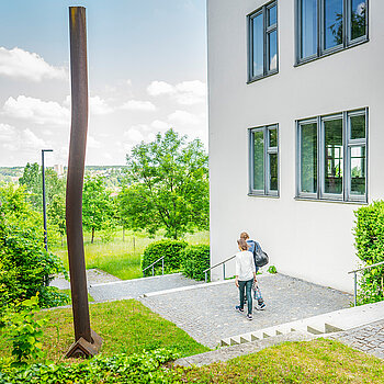 Weihenstephan art trail with the steel steles by Hans-Jürgen Breuste. (Photo: Dietmar Denger) Kunstpfad Weihenstephan mit den Stahlstelen von Hans-Jürgen Breuste. (Foto: Dietmar Denger)