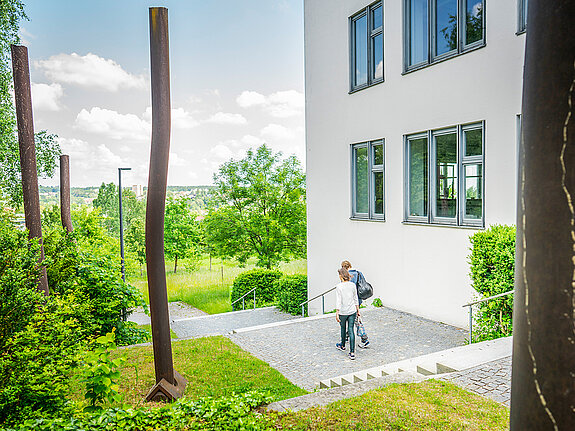 Weihenstephan art trail with the steel steles by Hans-Jürgen Breuste. (Photo: Dietmar Denger) Kunstpfad Weihenstephan mit den Stahlstelen von Hans-Jürgen Breuste. (Foto: Dietmar Denger)