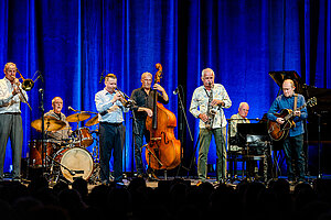 Das Bild zeigt die Musiker der Freisinger Jazz-Band Storyville Shakers bei einem Konzert.