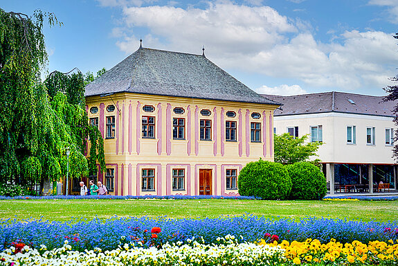 Hofgarten Weihenstephan mit Salettl im Mai. (Stadt Freising)