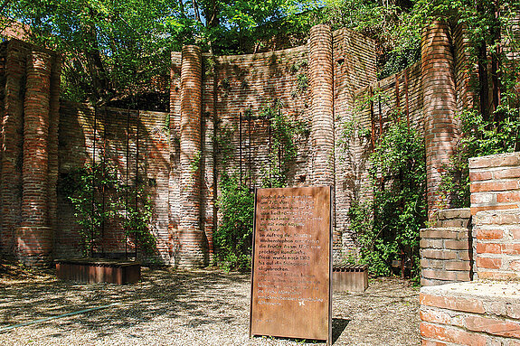 The ruins of the former Korbinins Chapel are located on the southern slope of the Weihenstephaner Berg. (Photo: Florian Wagner) Am Südhang des Weihenstephaner Bergs befindet sich die Ruine der ehemalige Korbinianskapelle. (Foto: Florian Wagner)