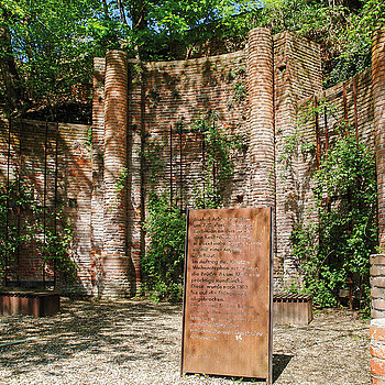 The ruins of the former Korbinins Chapel are located on the southern slope of the Weihenstephaner Berg. (Photo: Florian Wagner) Am Südhang des Weihenstephaner Bergs befindet sich die Ruine der ehemalige Korbinianskapelle. (Foto: Florian Wagner)