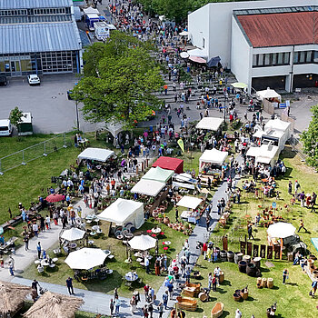 Even in its first year, the event stood out among the university buildings and occupied part of the green space known as ‘Am Rang’. In 2026, an even larger part of it will be occupied by exhibitors and even a beer garden. (Photo: Dirk Daniel Mann)