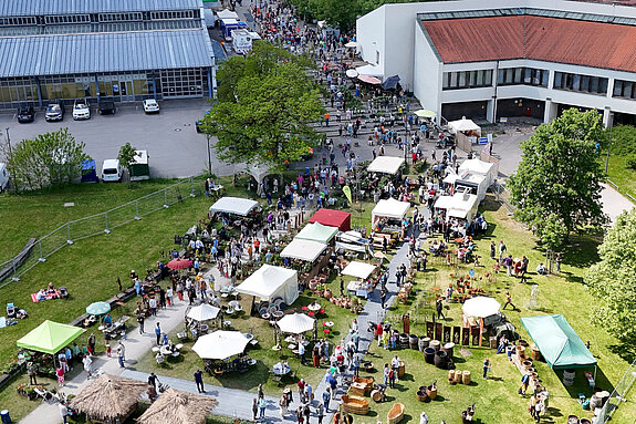 Even in its first year, the event stood out among the university buildings and occupied part of the green space known as ‘Am Rang’. In 2026, an even larger part of it will be occupied by exhibitors and even a beer garden. (Photo: Dirk Daniel Mann)