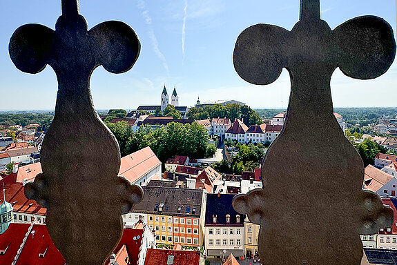 Blick von der Balustrade des Pfarrturms St. Georg auf den Domberg und die Dächer der Altstadt