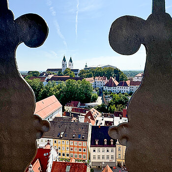 Blick von der Balustrade des Pfarrturms St. Georg auf den Domberg und die Dächer der Altstadt