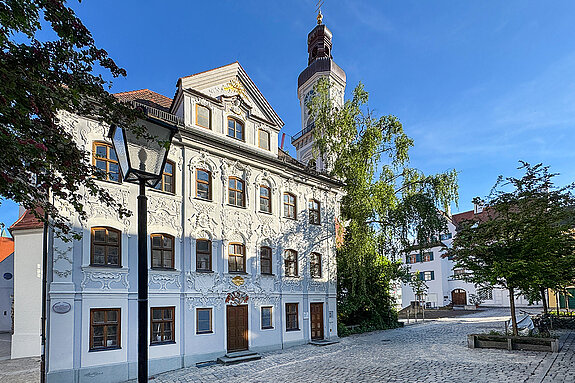 Blick vom Rindermarkt auf das Ziererhaus und die Pfarrkirche St. Georg.