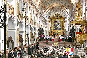 Das Foto zeigt den Freisinger Dom während eines Gottesdienstes.