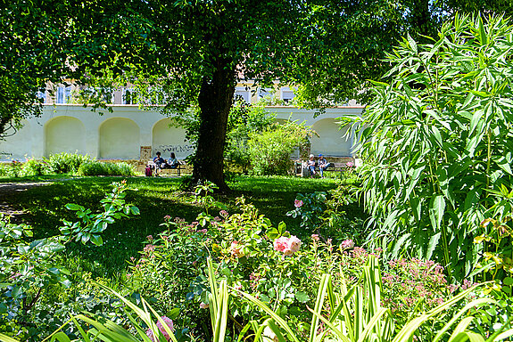 Idyll in the Amtsgericht garden, which is located in the centre of the old town. (Photo: Sabina Kirchmaier) Idylle im Amtsgerichtsgarten, der sich inmitten der Altstadt befindet. (Foto: Sabina Kirchmaier)