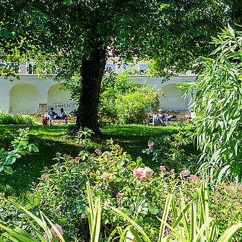 Idyll in the Amtsgericht garden, which is located in the centre of the old town. (Photo: Sabina Kirchmaier) Idylle im Amtsgerichtsgarten, der sich inmitten der Altstadt befindet. (Foto: Sabina Kirchmaier)