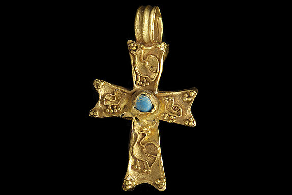 The new section ’2,972 things. Byzantium in Freising’ presents a pendant cross, early Byzantine (around 600). (©Diözesanmuseum Freising, Photo: hires objects)