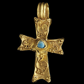 The new section ’2,972 things. Byzantium in Freising’ presents a pendant cross, early Byzantine (around 600). (©Diözesanmuseum Freising, Photo: hires objects)