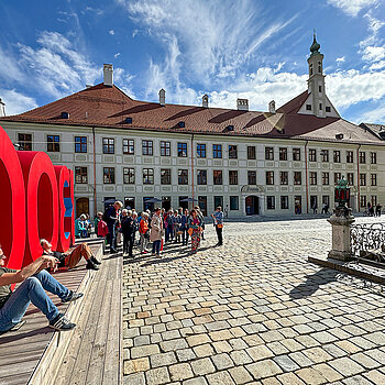 Das Asam, Freisings Kulturzentrum im Herzen der Altstadt, flankiert im Süden den Marienplatz - und die zum Jubiläumsjahr Marienplatz mit Asamgebäude im Hintergrund