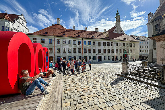 Marienplatz mit Asamgebäude im Hintergrund