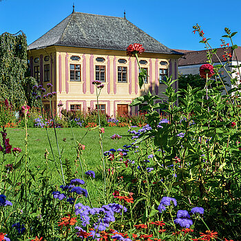 Courtyard garden of the former Benedictine abbey with the Salettl. (Photo: City of Freising) Hofgarten der ehemaligen Benediktinerabtei mit dem Salettl. (Foto: Stadt Freising)