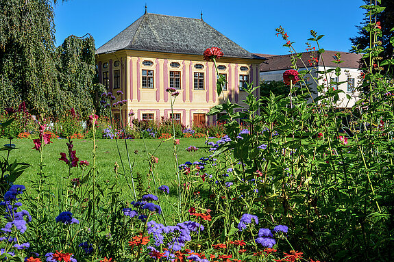 Courtyard garden of the former Benedictine abbey with the Salettl. (Photo: City of Freising) Hofgarten der ehemaligen Benediktinerabtei mit dem Salettl. (Foto: Stadt Freising)