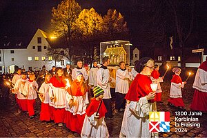 Das Bild zeigt die Lichterprozession auf dem Freisinger Domberg.