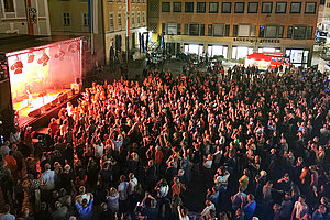 Riesenstimmung garantiert! Auch 2022 werden die All Stars Rock Klassiker beim Altstadtfest-Open-Air wieder kräftig einheizen. (Foto: Sabina Kirchmaier)