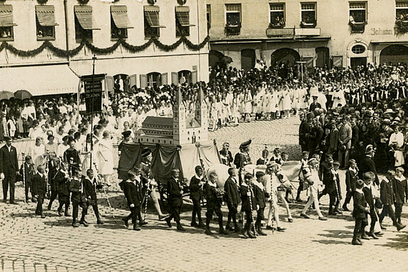 Cordial invitation to the big anniversary parade through the city centre on 15 September with Freising floats, foot groups and bands. (Freising city archive)