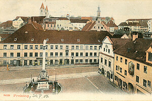 The City Museum is promoting its special exhibition with this postcard, which shows Marienplatz and the Asam Building before 1904 (Photo: Freising City Archives)