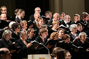 Zu sehen ist der Asamchor Freising während eines Konzerts. 