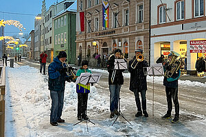 Fröhliche Weihnacht überall! Das gilt jedenfalls für die Freisinger Altstadt, in der zum Beispiel ein Bläserensemble der Musikschule für die passende Untermalung sorgt. (Foto: ski)