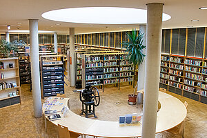 Blick in die Stadtbibliothek Freising mit Büchern und Leseplatz