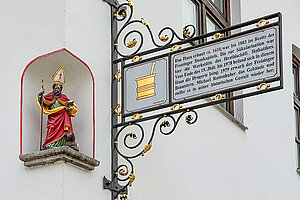 Korbinian ist im Stadtbild an verschiedensten Stellen präsent - hier als schmückende Skulptur an einer Hausfassade in der Bahnhofstraße. (Foto: ski)