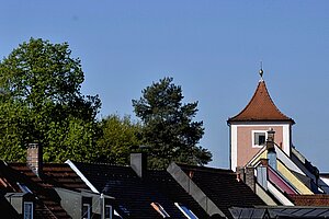 Der Bürgerturm sichtbar über den Dächern Freisings