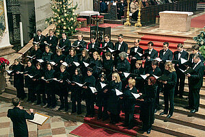 Zu sehen ist das Heinrich-Schütz-Ensemble bei einem Chorkonzert. 