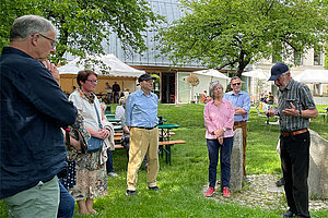 Stadtführer Robert Forster (rechts im Bild) erzählt beim Rundgang von Garten, Gebäude und Geschichte des Schafhofs. (Foto: Schafhof Freising) 