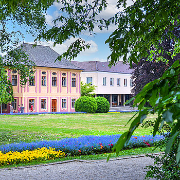 Hofgarten Weihenstephan mit Salettl im Mai. (Stadt Freising)