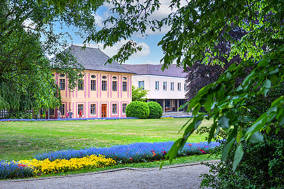 Hofgarten Weihenstephan mit Salettl im Mai. (Stadt Freising)