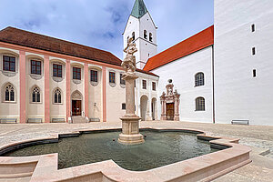 Der neugestaltete Domplatz. (Foto: Stadt Freising)